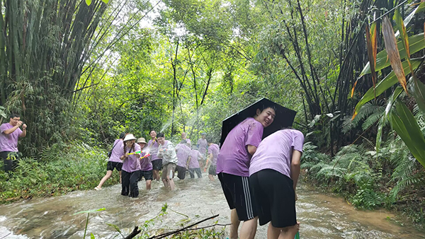 陳楷如：觀戰(zhàn)！“濕身”快樂！.jpg
